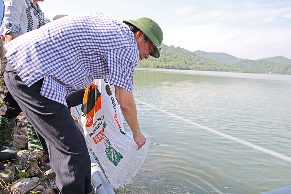 Đồng chí Bí thư Tỉnh ủy thả cá giống tại hồ Yên Trung (TP Uông Bí) và hồ Yên Lập (TX Quảng Yên).
