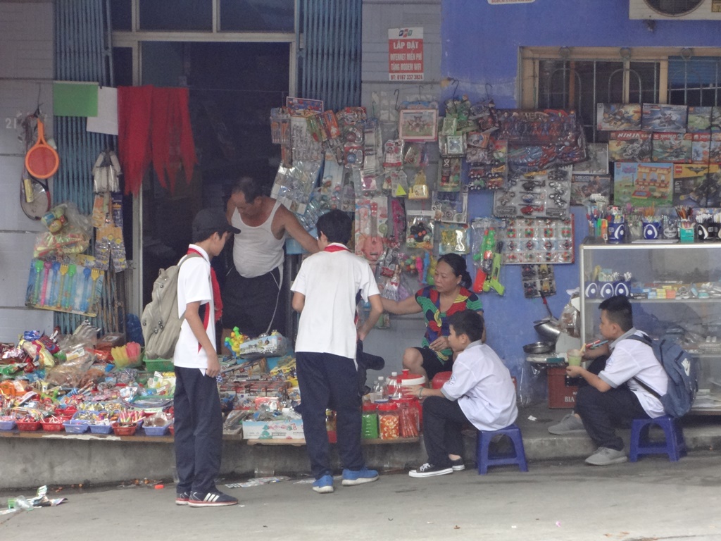 Cửa hàng bán quà vặt trước cổng trường THCS Lê Văn Tám (TP Hạ Long)