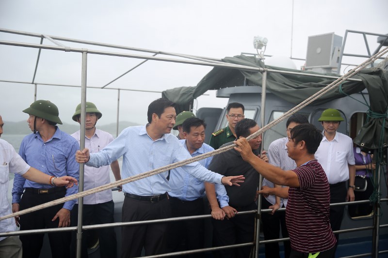 Đồng chí Bí thư Tỉnh ủy kiểm tra và trò chuyện với ngư dân khai thác thủy sản trên vịnh Bái Tử Long.