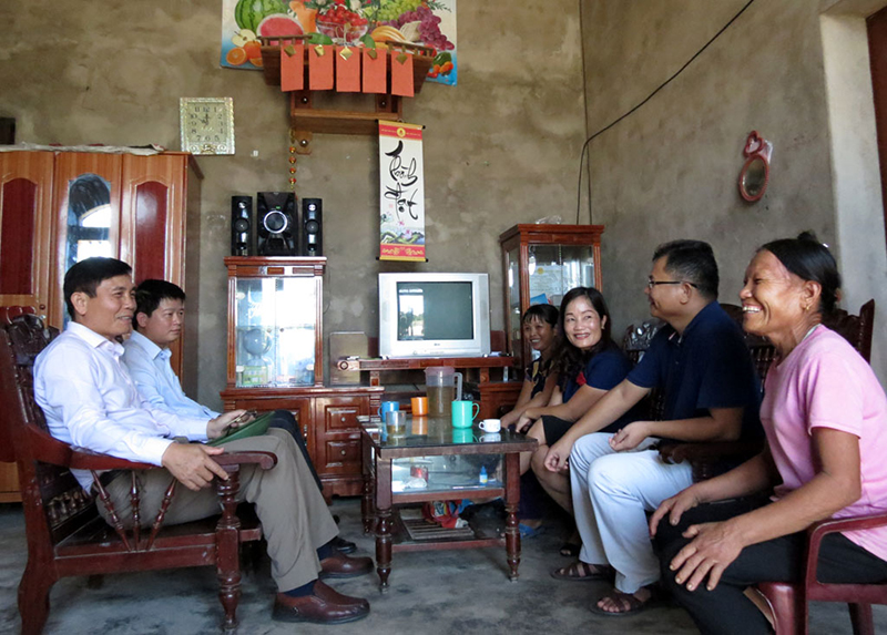 Trong chuyến , đoàn công tác của tỉnh đã thăm hỏi tình hình đời sống nhân dân xã Lò Vôi.