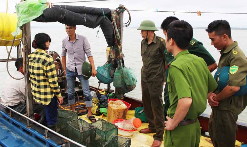 Lực lượng chức năng huyện Hải Hà nhắc nhở một trường hợp ngư dân tàng trữ lồng bát quái trên thuyền khai thác. Ảnh Lương Trường