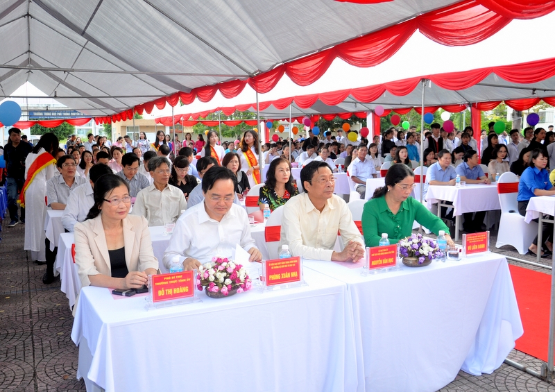 Các vị đại biểu và đông đảo các em học sinh dự lễ khai mạc