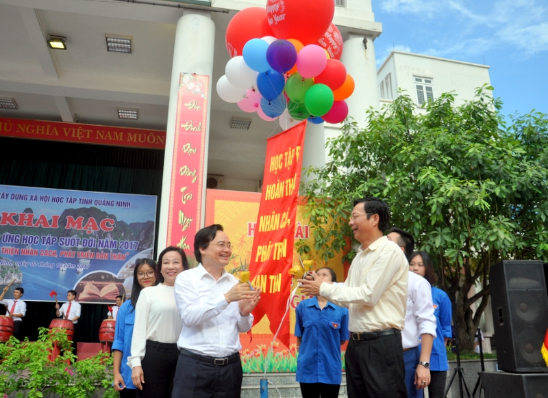 Các vị đại biểu thả bóng bay và thống điệp chào mừng Tuần lễ 