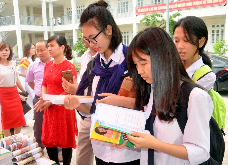 Các bạn học sinh tham quan gian hàng triển lãm, giới thiệu và tặng sách của Công ty CP Sách và Thiết bị trường học Quảng Ninh.