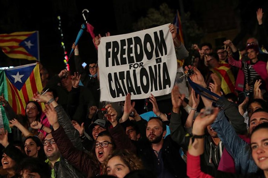 Người Catalonia ủng hộ độc lập khỏi Tây Ban Nha. Ảnh: Reuters