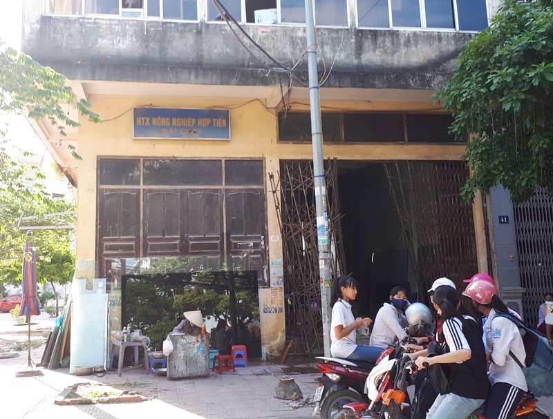 Trụ sở HTX Hợp Tiến (Khu 7A, phường Bãi Cháy, TP Hạ Long) đã ngừng hoạt động từ lâu, trụ sở HTX hiện xập sệ xuống cấp.