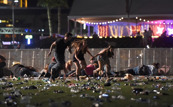 Người dân chạy khỏi nơi xảy ra vụ xả súng. (Nguồn: Getty Images)