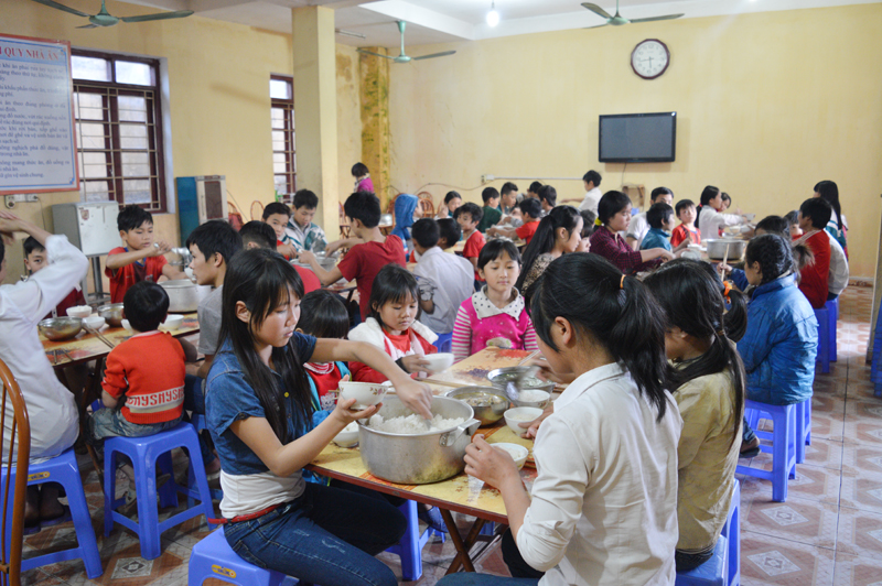 Siết chặt việc tổ chức ăn bán trú góp phần đảm bảo an toàn vệ sinh thực phẩm và chất lượng, khẩu phần ăn cho học sinh trong các cơ sở giáo dục. 