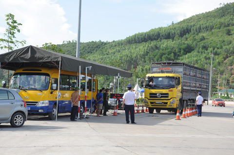  Tiến hành kiểm tra tải trọng tạiTrạm kiểm tra tải trọng xe tại km 97+050 QL18 