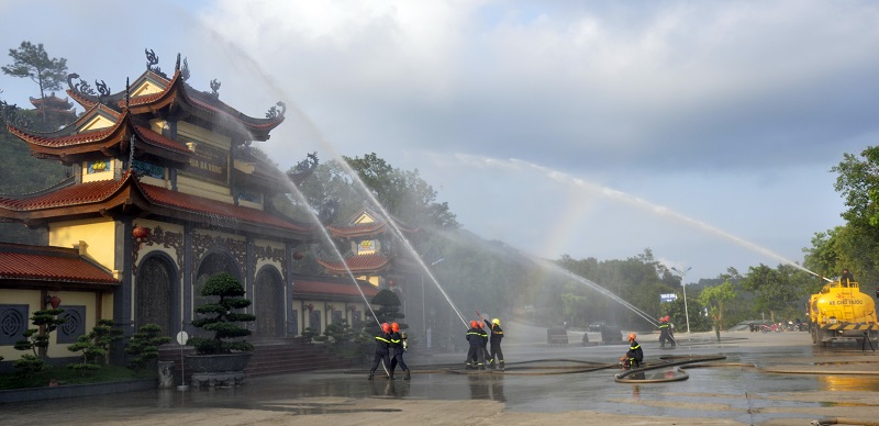 Diễn tập phương án chữa cháy và CNCH tại chùa Ba Vàng TP Uông Bí