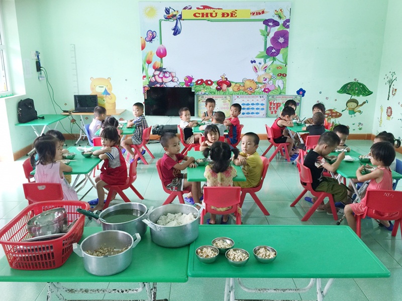 Bữa ăn trưa của trẻ tại Trường Mầm non Tân Dân (Hoành Bồ)