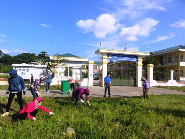 Giáo viên trường Tiểu học Tràng Lương dọn vệ sinh sân và cổng trường 