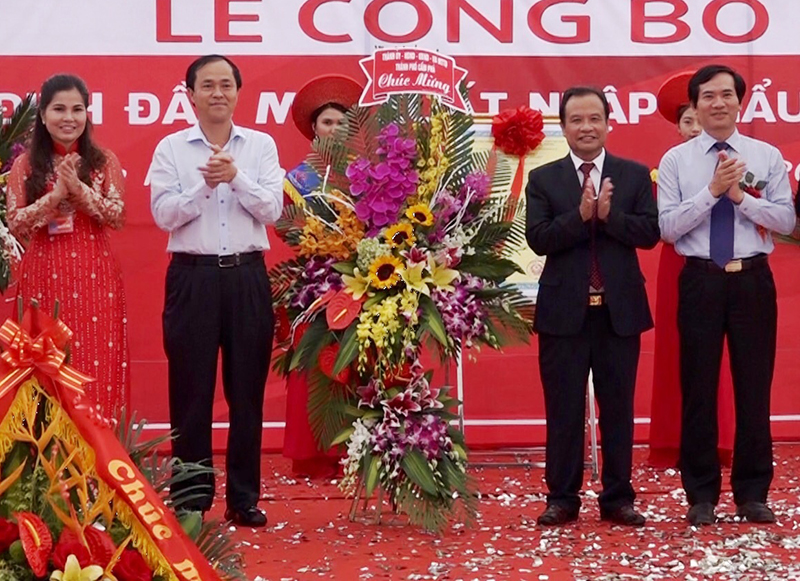 Anh Trần Xuân Là, Chủ tịch HĐQT Petro Bình Minh (áo đen, thứ 3 từ trái sang) nhận hoa chúc mừng của lãnh đạo TP Cẩm Phả