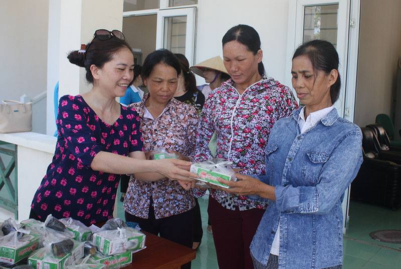 Hội LHPN tỉnh phối hợp với Trung tâm DS-KHHGĐ tỉnh phát thuốc bổ cho người dân tại xã đảo Cái Chiên - Huyện Hải Hà Ảnh: Hội LHPN tỉnh cung cấp