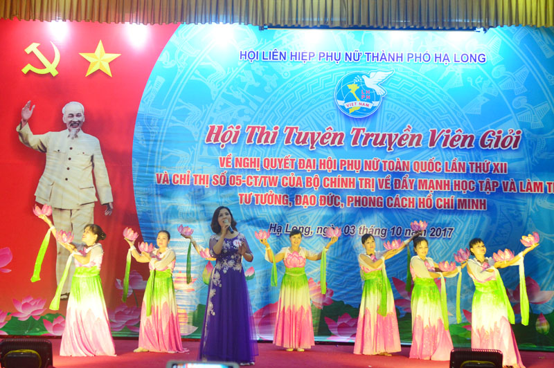 Phần thi năng khiếu của thí sinh Dương Thị Hải Yến đến từ Hội LHPN phường Việt Hưng.