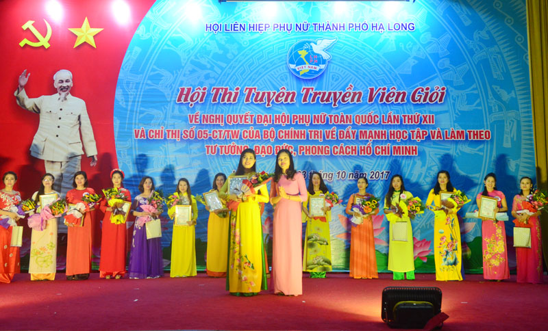 Thí sinh Nguyễn Thị Đào đến từ Hội LHPN phường Trần Hưng Đạo xuất sắc giành giải nhất của hội thi.