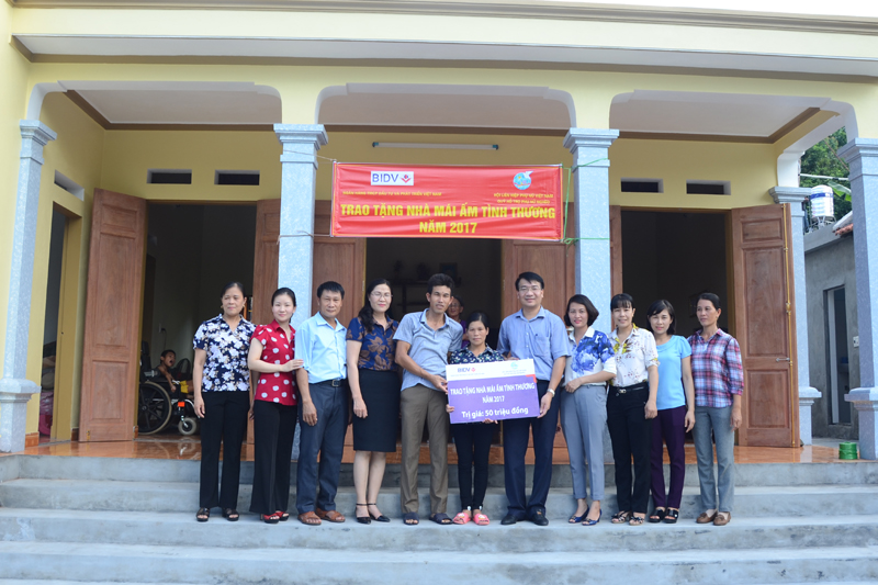 Đại diện BIDV Quảng Ninh trao tặng tiền hỗ trợ cho chị Đinh Thị Chuột