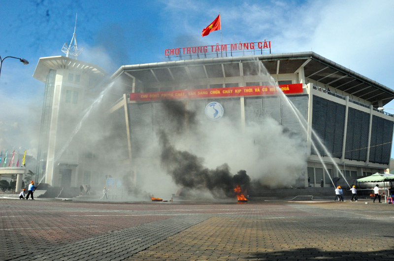 Lực lượng PCCC tại chỗ của Ban quản lý chợ Móng Cái tổ chức dập đám cháy ngay khi phát hiện.