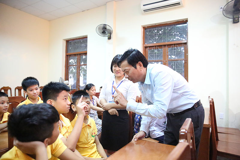 Đồng chí Nguyễn Văn Đọc, Bí thư Tỉnh ủy, Chủ tịch HĐND tỉnh tặng quà cho trẻ em tại Trung tâm.