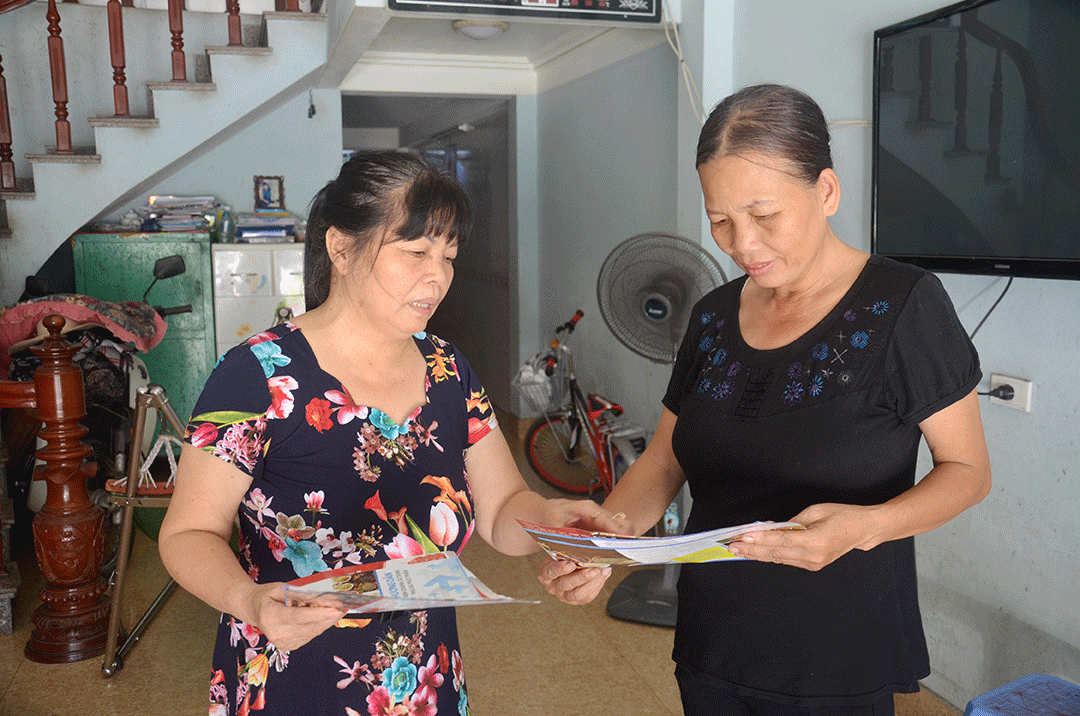 Cô Hoàng Thị Loan (bên trái), Chi hội trưởng Chi hội Phụ nữ khu 1, phường Hà Lầm, TP Hạ Long tuyên truyền các chính sách dân số cho phụ nữ trên địa bàn