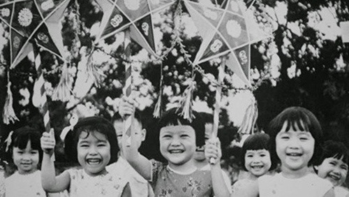 Trẻ em vui sướng bên đèn Ông Sao (1974).