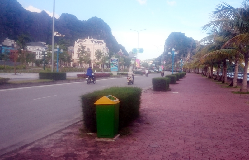 Tuyến đường Trần Quốc Nghiễn đoạn qua địa bàn phường Bạch Đằng, TP Hạ Long được bố trí các thùng rác đảm bảo vệ sinh, cảnh quan môi trường