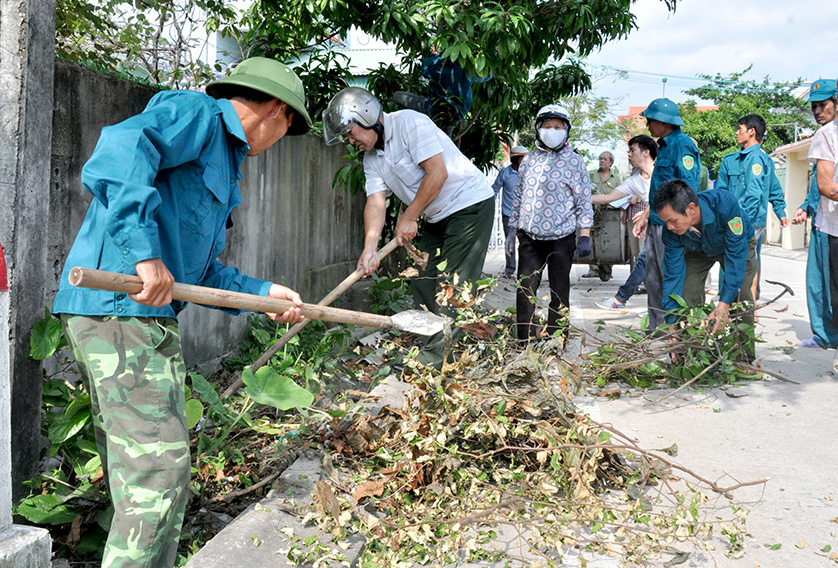 Người dân thôn 12, xã Hảo Xuân tham gia dọn vệ sinh môi trường thôn xóm