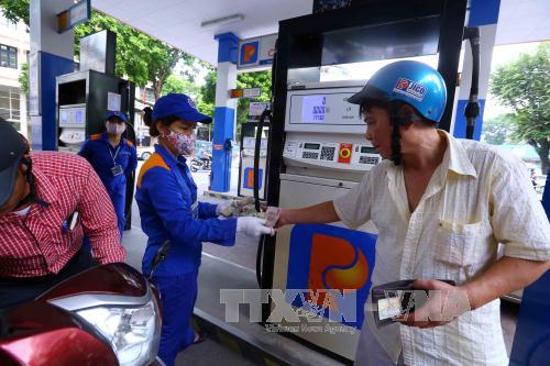 Khách hàng mua xăng tại cửa hàng xăng dầu trên phố Trần Hưng Đạo (Hà Nội). Ảnh: Minh Quyết/TTXVN