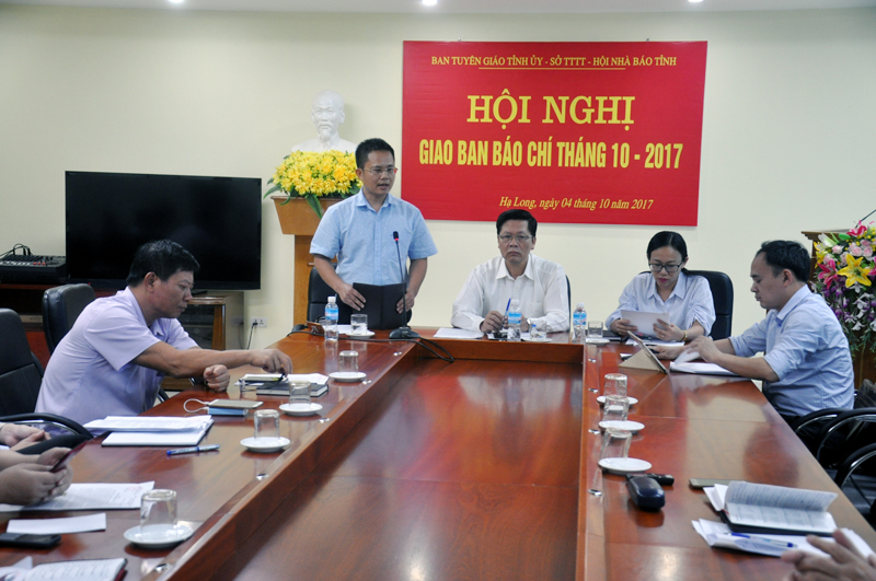 Đồng chí Đỗ Ngọc Hà, Phó Chủ tịch Thường trực Hội Nhà báo tỉnh thông tin tình hình hoạt động của Hội trong tháng 9