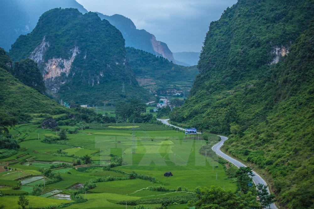 Cao Bằng: Cao Bằng có vô số những cảnh đẹp hoang sơ mà bạn không nên bỏ qua. Đó có thể là dòng sông Nho Quế hoang dã, những cây cầu treo thật độc đáo hay những vách đá lớn đáng kinh ngạc. Bức hình sẽ khiến bạn chán chường phải đến Cao Bằng để khám phá thêm vẻ đẹp.