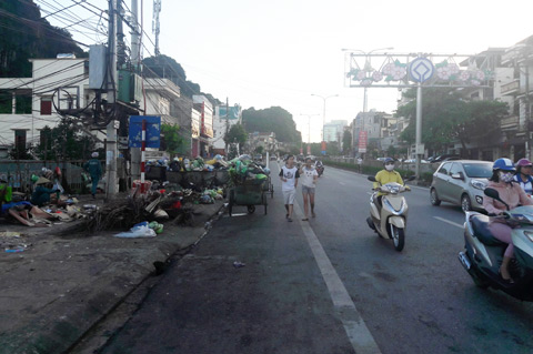 Điểm tập kết rác thải tại tổ 8, khu 5, Hồng Hà không chỉ gây ô nhiễm môi trường mà còn chiếm vỉa hè dành cho người đi bộ 