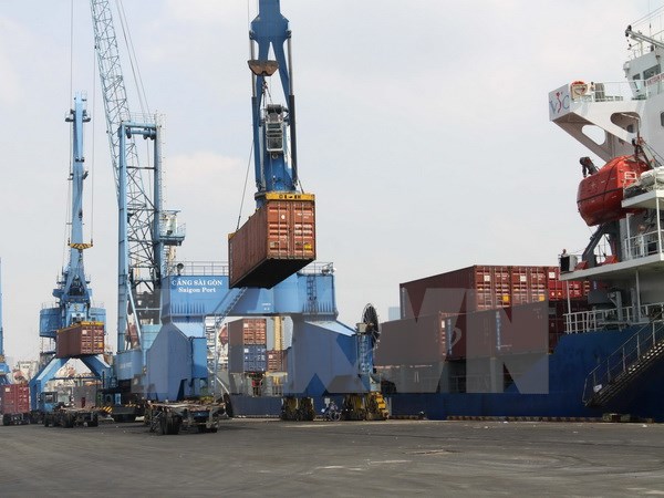 Bốc xếp container tại Cảng Sài Gòn. (Ảnh: Thanh Vũ/TTXVN)