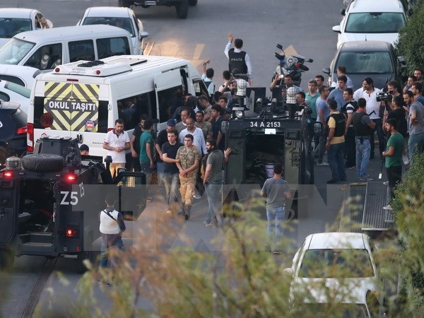 Cảnh sát Thổ Nhĩ Kỳ bắt giữ các đối tượng tình nghi âm mưu đảo chính tại Istanbul ngày 16/7. (Nguồn: EPA/TTXVN)