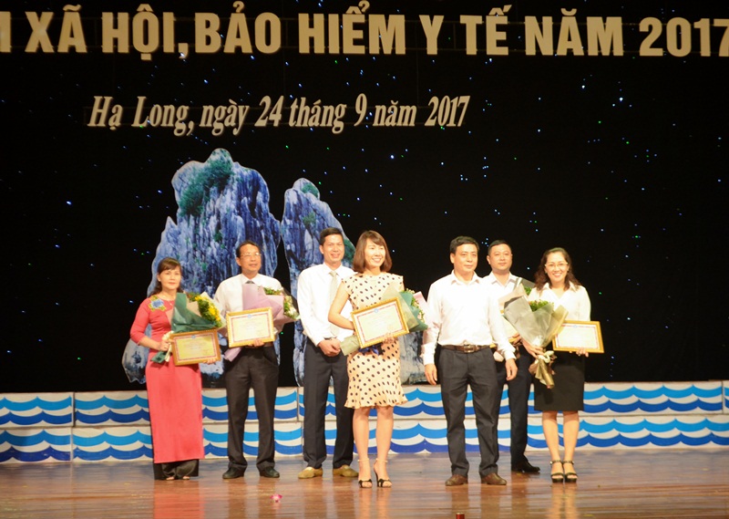 Lãnh đạo BHXH tỉnh trao thưởng cho các đội  xuất sắc trong các phần thi