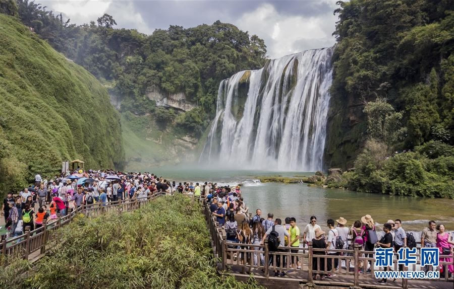 Tình trạng tắc đường và chen chúc diễn ra ở nhiều điểm tham quan nổi tiếng. Du khách đổ về thác Hoàng Quả Thụ ở Quý Châu để chiêm ngưỡng khung cảnh thiên nhiên hùng vĩ.  Ảnh: Xinhua.
