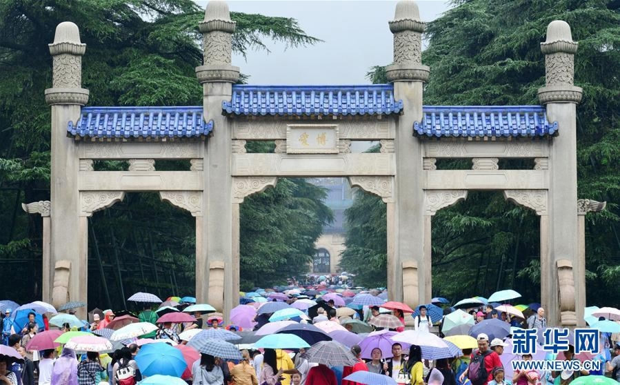 Lăng Tôn Trung sơn ở ngoại thành Nam Kinh cũng là một điểm đến hút khách dù trời đổ mưa. Ảnh: Xinhua.