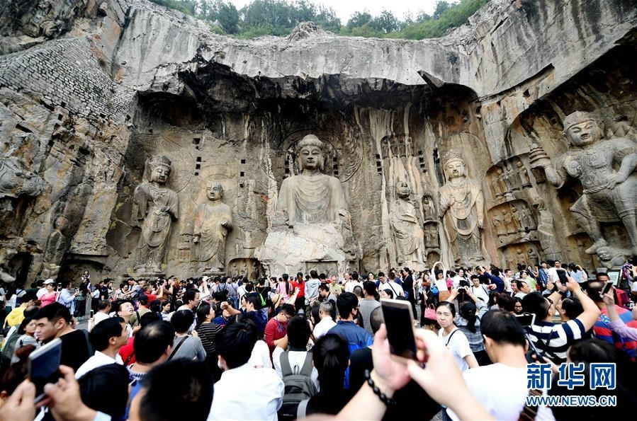 Hệ thống hang đá Long Môn ở tỉnh Hà Nam với những bức tượng Phật giáo được nhiều du khách chọn làm điểm tham quan cho kỳ nghỉ. Ảnh: Xinhua.