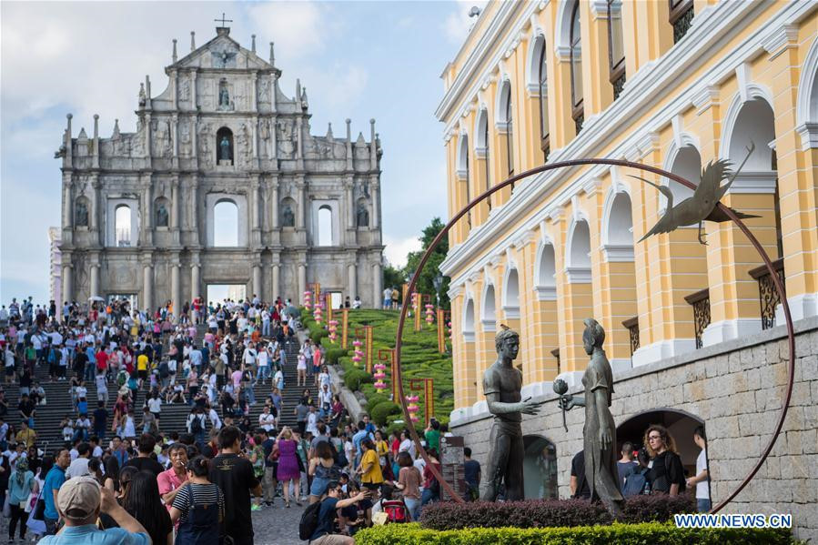 Di tích nhà thờ St. Paul ở Macao đón một lượng lớn khách du lịch vào ngày 2/10. Ảnh: Xinhua.