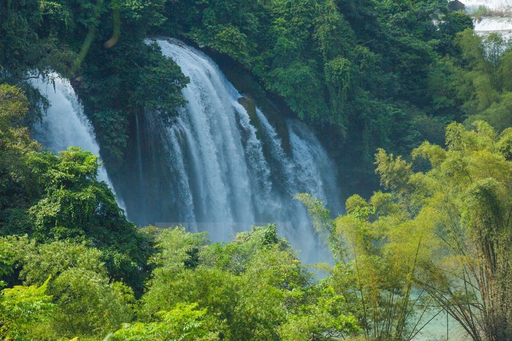 Cùng với núi, sông và các hang động kỳ thú ở xung quanh, thác Bản Giốc trở thành điểm du lịch hấp dẫn du khách trong và ngoài nước. (Ảnh: Trọng Đạt/TTXVN)
