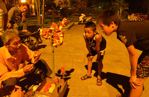 Mỗi khi phố xá lên đèn, nghệ nhân Đặng Đình Quảng lại mang đồ nghề ra công viên phường Quảng Yên, TX Quảng Yên, chuẩn bị phục vụ các em nhỏ.