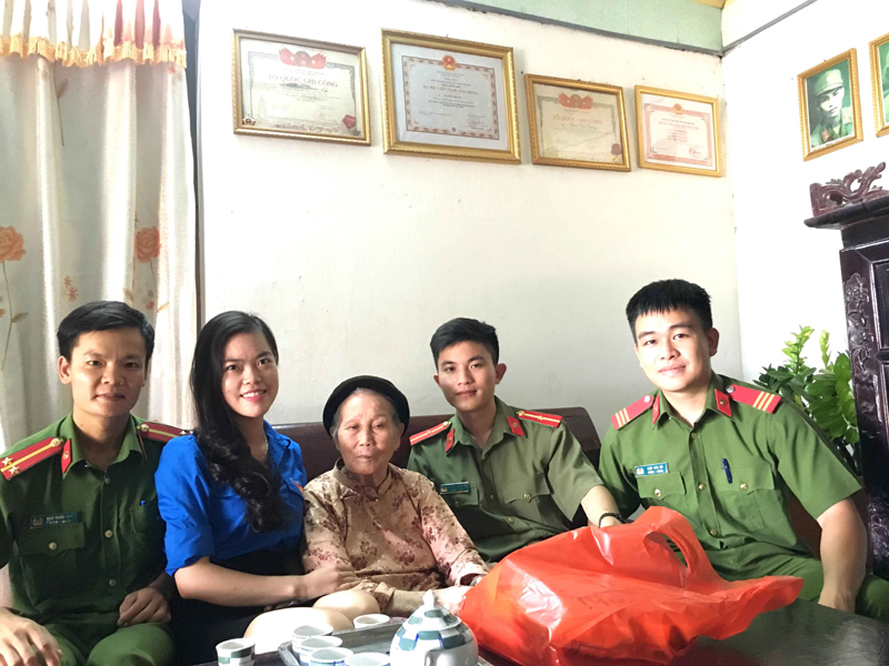 ĐTN Công an huyện Tiên Yên tặng quà cho mẹ VNAH Nguyễn Thị Lan ở thị trấn Tiên Yên nhân ngày TBLS 27/7 năm nay. (Ảnh do CA huyện Tiên Yên cung cấp)