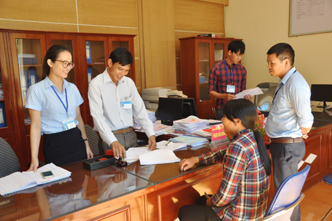 Cán bộ Trung tâm Hành chính công huyện Tiên Yên phối hợp với Bộ phận một cửa xã Đông Ngũ hướng dẫn người dân cách hoàn thiện hồ sơ theo đúng quy định 