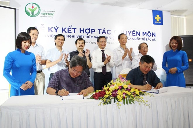 Lãnh đạo hai bệnh viện ký kết hợp tác chuyên môn, chuyển giao kỹ thuật. (Ảnh: PV/Vietnam+)