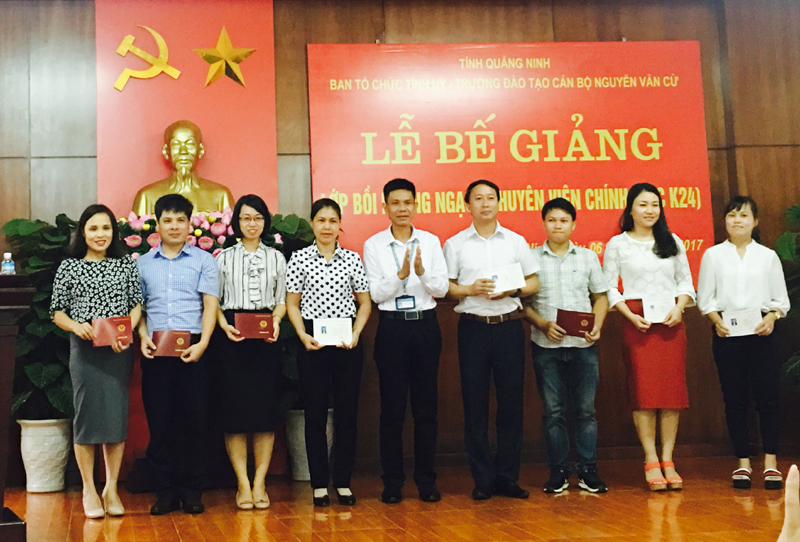 Lãnh đạo Trường chính trị Nguyễn Văn Cừ trao chứng chỉ hoàn thành khóa học cho các học viên