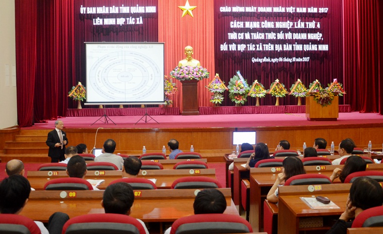 Tiến sĩ  Lê Đăng Doanh, Nguyên Viện trưởng, Viện Quản lý Kinh tế Trung ương giới thiệu chuyên đề cuộc cách mạng công nghiệp 4.0 và tình hình kinh tế Việt Nam.
