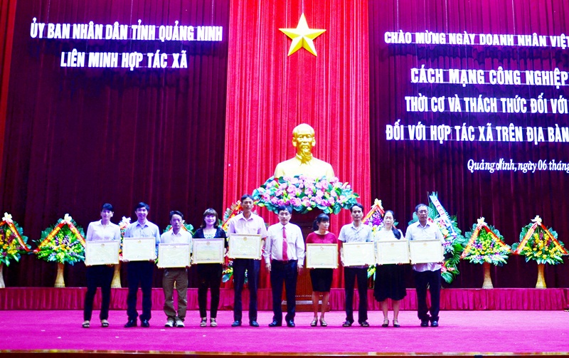 Lãnh đạo Liên minh HTX tỉnh trao chứng nhận cho 9 HTX là thành viên của Liên minh HTX tỉnh.