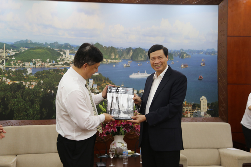 Chủ tịch UBND tỉnh Nguyễn Đức Long tặng quà lưu niệm cho nhà đầu tư
