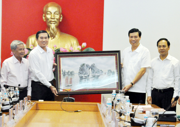 Chủ tịch UBND tỉnh Nguyễn Đức Long tặng quà lưu niệm Đoàn công tác tỉnh Tiền Giang.