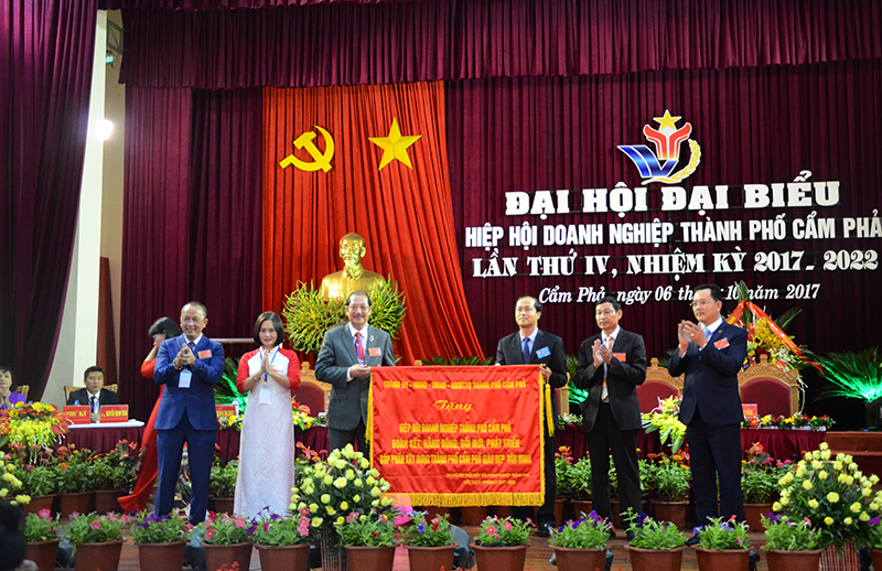 Lãnh đạo TP Cẩm Phả trao tặng bức trướng cho Hiệp hội Doanh nghiệp TP Cẩm Phả