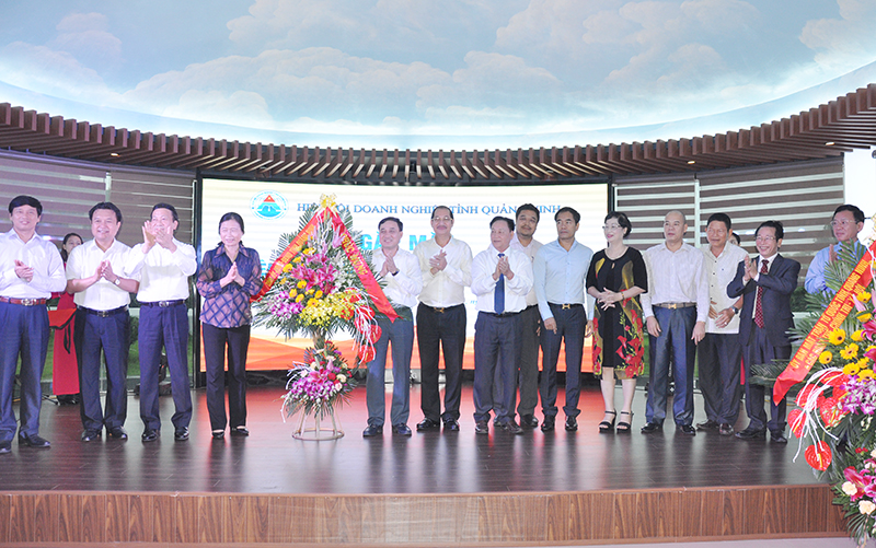 Các đồng chí lãnh đạo tỉnh tặng hoa chúc mừng cộng đồng doanh nhân Quảng Ninh.